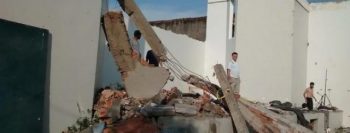 Tornado destrói templo, mas fieis louvam nos escombros