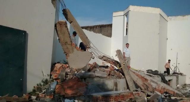 Tornado destrói templo, mas fieis louvam nos escombros