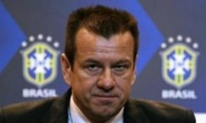 Dunga irritado proíbe cultos na Seleção Brasileira