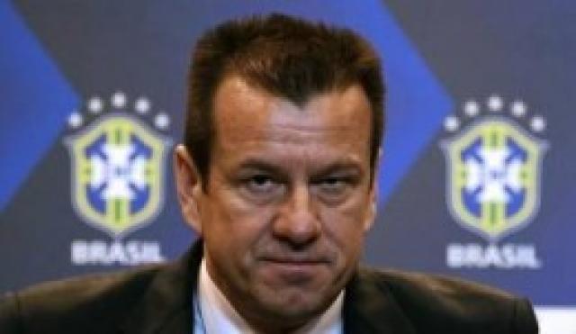 Dunga irritado proíbe cultos na Seleção Brasileira