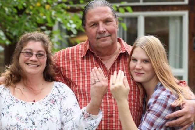 Pastor se casa com menina de 19 anos — e quem abençoou a relação foi a esposa dele!