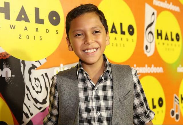 Menino de 8 anos ganha prêmio ao ajudar médicos na Guatemala