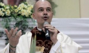 Um padre foi excluído da igreja católica por não concordar com a doutrina e mandamento da igreja na