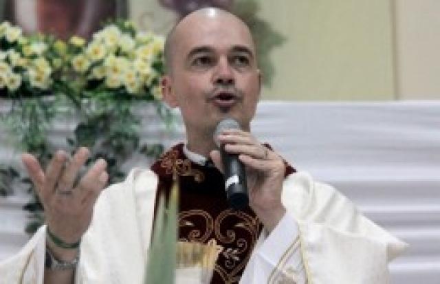 Um padre foi excluído da igreja católica por não concordar com a doutrina e mandamento da igreja na