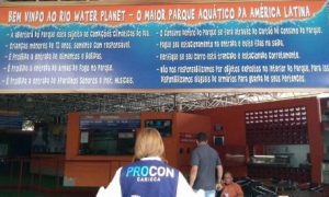 Rio Water Planet é multado em R$ 95 mil por proibir que clientes levem comida e bebida