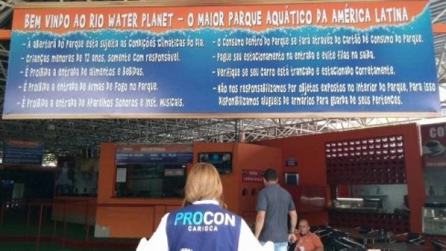 Rio Water Planet é multado em R$ 95 mil por proibir que clientes levem comida e bebida