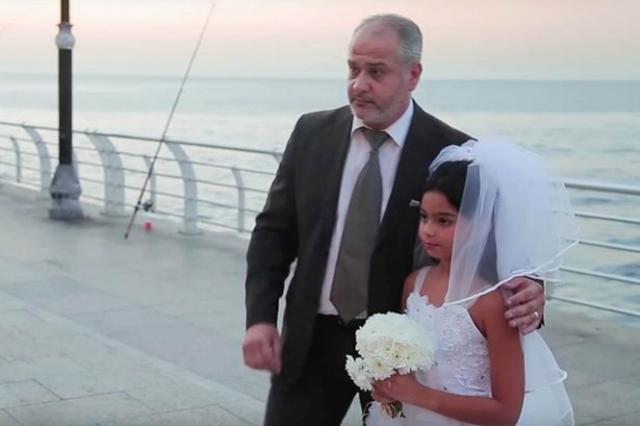 Pessoas reagem com fúria ao verem homem de 50 anos se casando com menina de 12