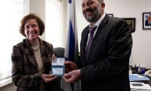 Caçadora de nazistas Beate Klarsfeld recebe cidadania israelense