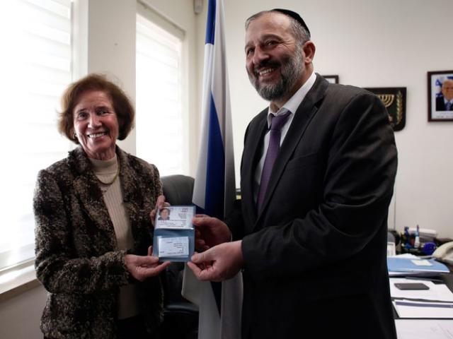 Caçadora de nazistas Beate Klarsfeld recebe cidadania israelense
