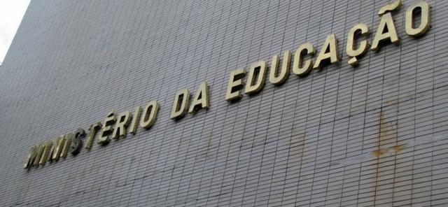 VITÓRIA! Ministério Público vai investigar viés ideológico em livros do MEC