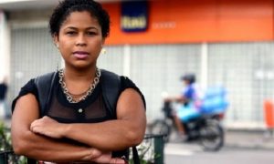 Após atraso no salário, professora do Rio consegue isenção de juros do banco Após atraso no salário, professora do Rio consegue isenção de juros do banco