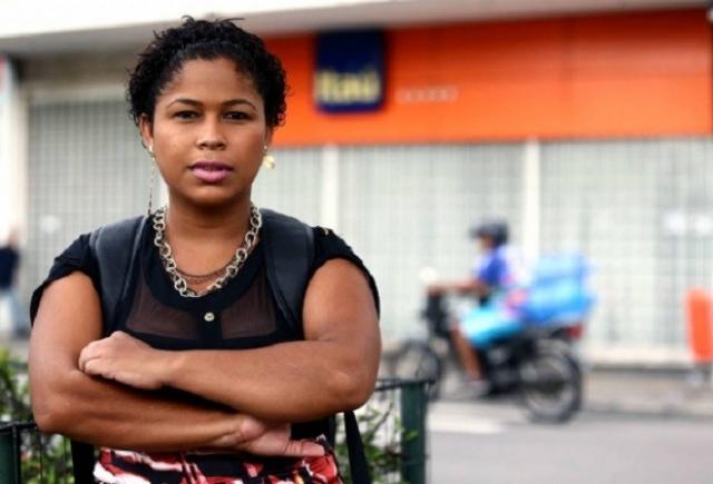 Após atraso no salário, professora do Rio consegue isenção de juros do banco