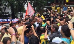 Alckmin e Aécio chegam à Paulista sob vaias e gritos de corruptos Alckmin e Aécio chegam à Paulista sob vaias e gritos de corruptos