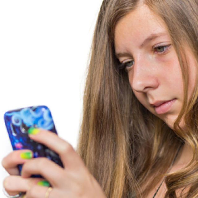 Jovem que fica muito em rede social pode ter problemas emocionais