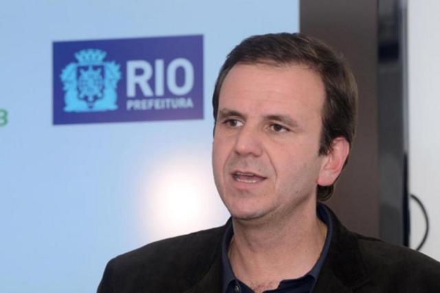 Prefeito do Rio bate boca em hospital municipal por demora no atendimento a filho