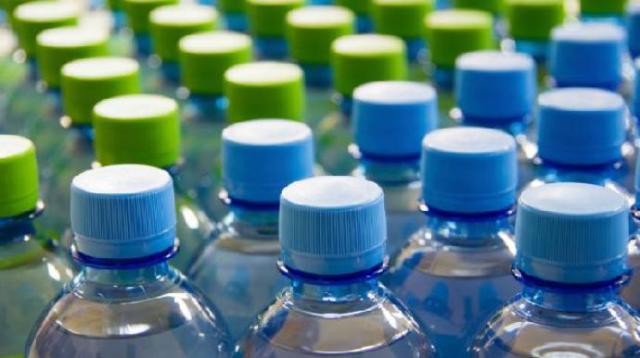 Cientistas descobrem bactéria que pode se alimentar de garrafas PET