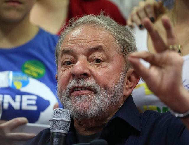 Lula se complica com versões sobre mudança e sítio