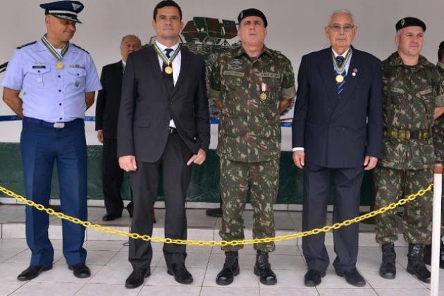 O Juiz Federal Sergio Moro é homenageado pelas Forças Armadas