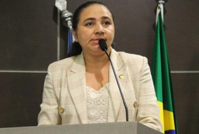 Veto: “Vereadora diz que livro com ideologia de gênero é um abuso”