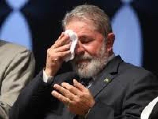 Acuado, Lula apela para justiça divina