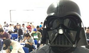 Professor de Direito aplica provas fantasiado de Darth Vader