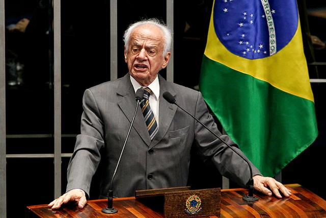Soa mal Temer organizar governo antes de Dilma sair, diz Pedro Simon