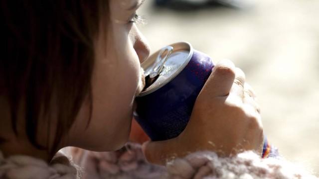 Beber refrigerante envelhece tanto quanto  fumar, diz estudo