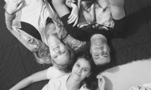 Homem e 2 mulheres registram em cartório união a 3 Homem e 2 mulheres registram em cartório união a 3