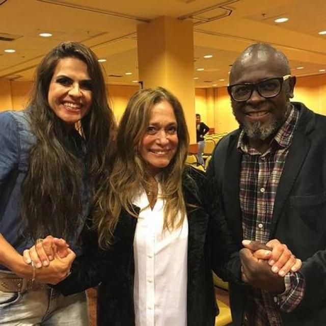 Susana Vieira frequenta culto em igreja evangélica no Rio