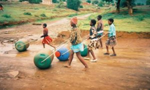 Galão portátil facilita busca e transporte de água na África