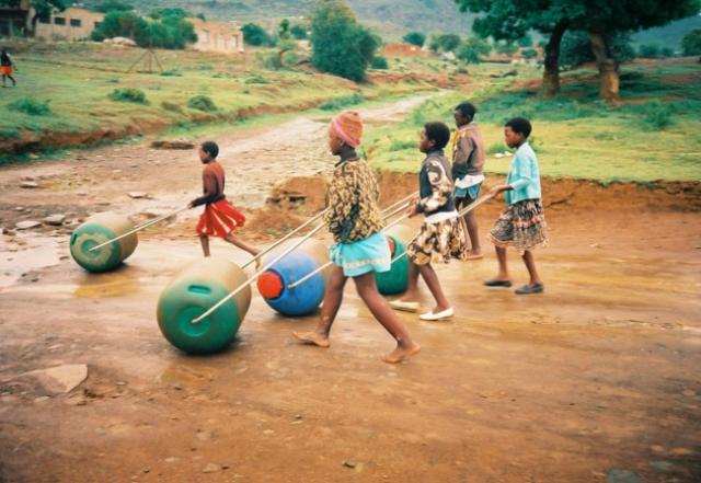 Galão portátil facilita busca e transporte de água na África