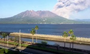 Vulcão Sakurajima entra em erupção e alerta nível 3 é mantido