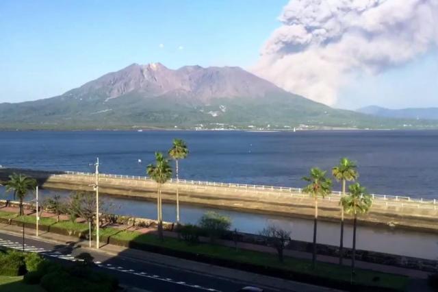 Vulcão Sakurajima entra em erupção e alerta nível 3 é mantido