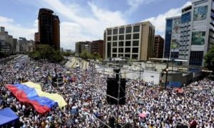 Venezuelanos vão às ruas contra governo socialista de Nicolas Maduro