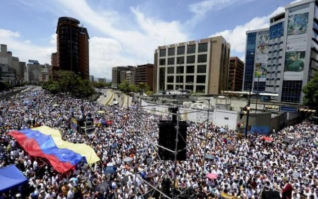 Venezuelanos vão às ruas contra governo socialista de Nicolas Maduro