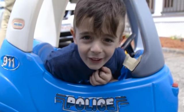 Menino de 6 anos liga para a polícia após o pai passar sinal vermelho