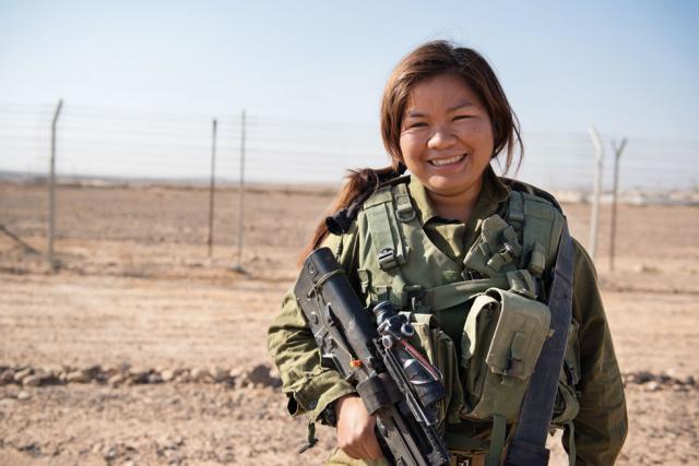 Conheça a mulher que têm 27 anos, descendente da tribo de Manassés e combatente do Tzahal