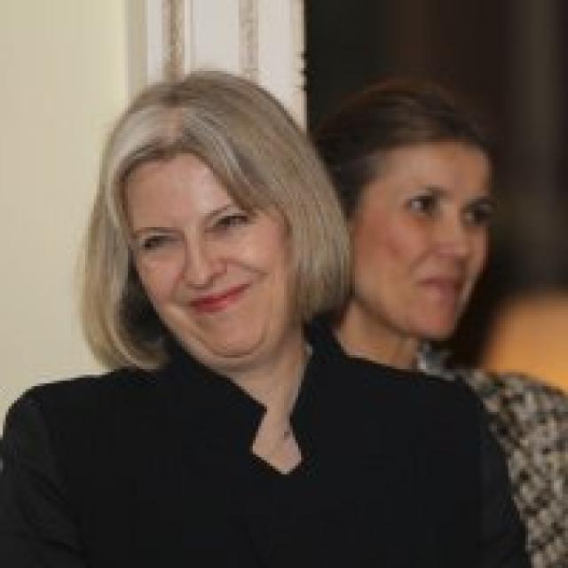Theresa May, nova primeira-ministra britânica, diz que a fé cristã é parte significativa de suas dec