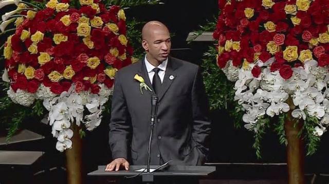 Ex-jogador da NBA exalta a Deus, no velório de sua esposa (vídeo)