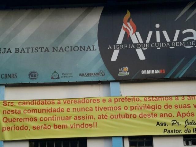 Em faixa, pastor pede que políticos não façam campanha em igreja no RS