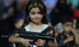 Desfile na Palestina mostra crianças terroristas Desfile na Palestina mostra crianças terroristas