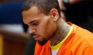 Chris Brown se diz cansado de ver satanás arruinar sua vida e revela ter ouvido a voz de Deus