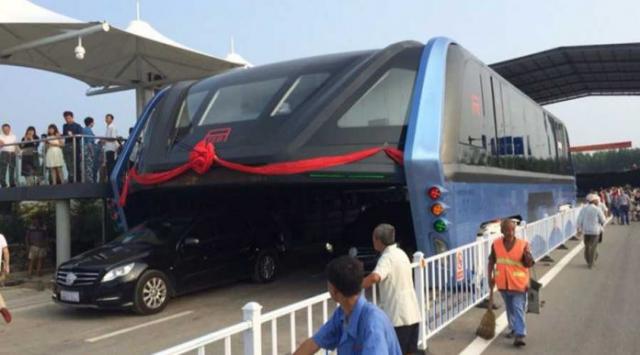 China começa a testar ônibus que transita por cima de carros