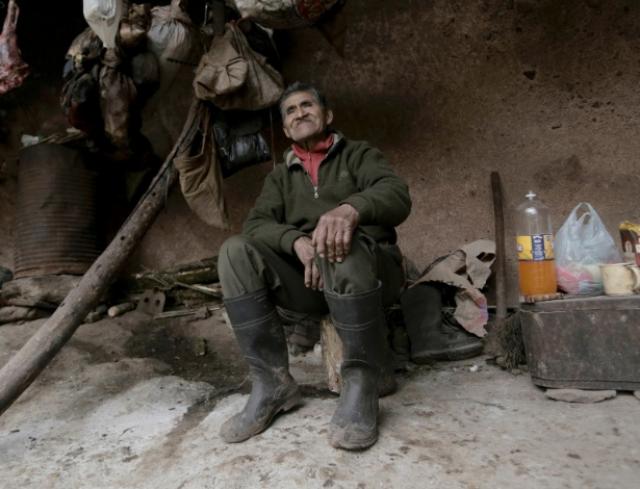 Sem água e luz, idoso vive há 40 anos em caverna na Argentina e se diz feliz1