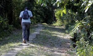 Estrada construída por escravos vira trilha ecológica e religiosa na Baixada Fluminense