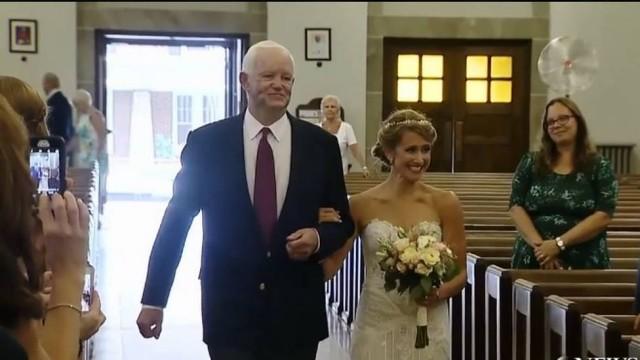 Noiva é levada ao altar por idoso que recebeu o coração do pai dela em transplante