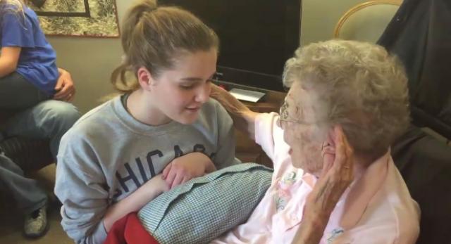 Idosa com Alzheimer recupera memória ao ouvir hino cristão de bisneta; assista