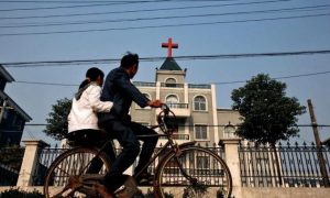 Cristãos podem perder aposentadoria se frequentarem igrejas, na China