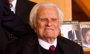 Billy Graham: “Banir as orações das escolas não pode tirar Deus dos nossos corações”