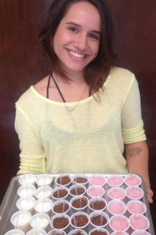 Estudante vende doces para pagar inscrição do vestibular de jovens carentes